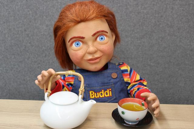 画像: お土産の”茶器”にご満悦なバディ人形