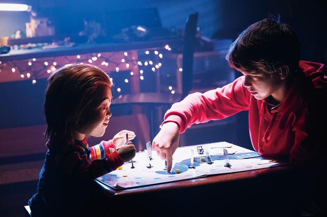 画像: 孤独なアンディ少年(ガブリエル・ベートマン)は人形のチャッキーが友達