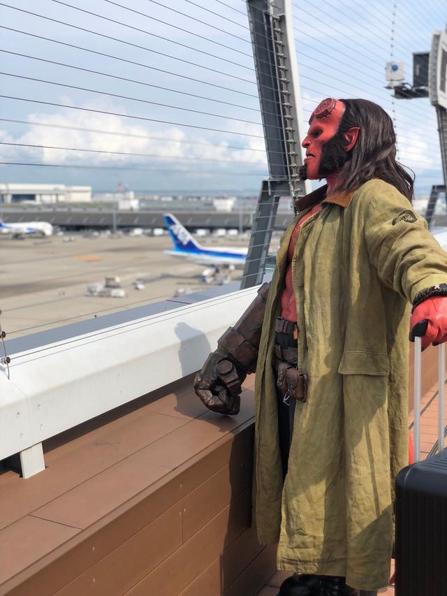 画像: 展望デッキから日本の風景を楽しむヘルボーイ