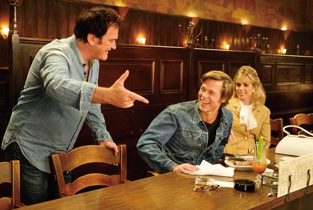 画像: ブラッド・ピットを演出中のタランティーノ