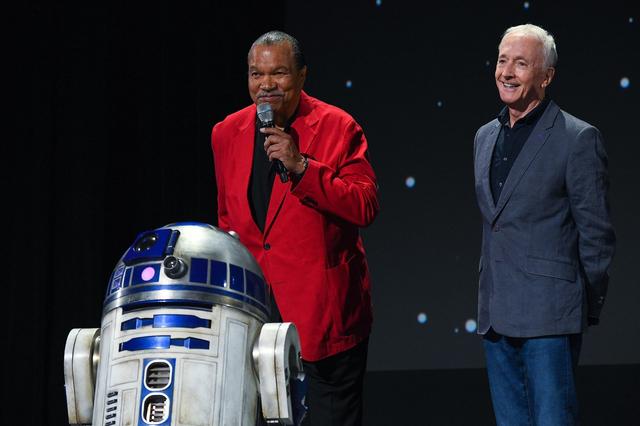 画像: 左からR2-D2、ビリー・ディー・ウィリアムズ、アンソニー・ダニエルズ