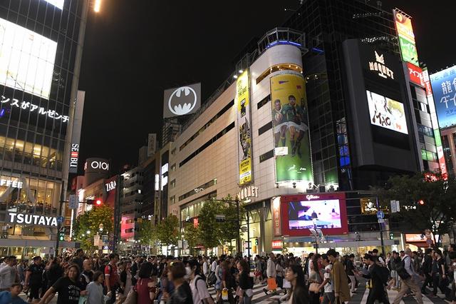 画像: 渋谷の夜空に点灯するバットシグナル!