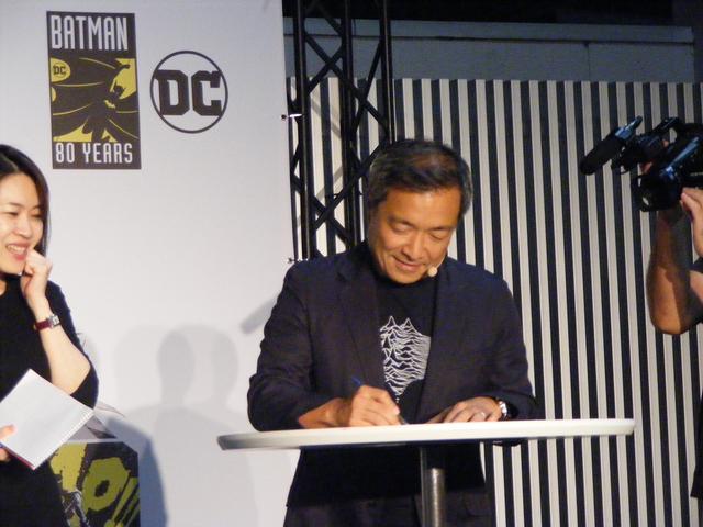 画像: コメントしながらさくさく描いていくジム・リー