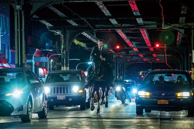 画像: ガン・フーのみならずドッグ・フー(?)も飛び出す奇抜なアクション
