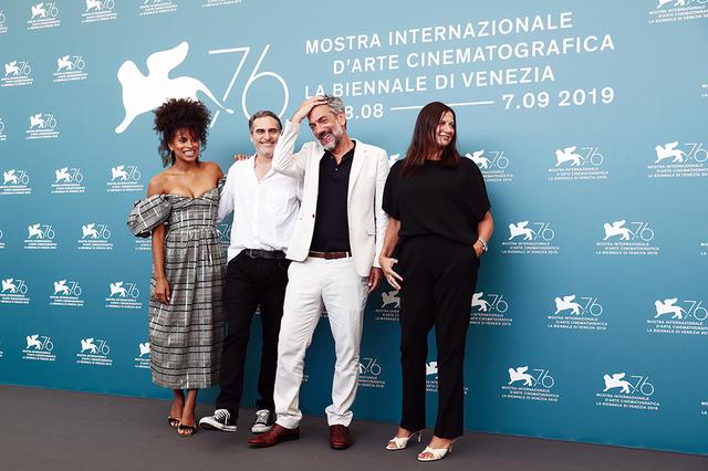 画像: ベネチア映画祭でのフォトコールに現われた「ジョーカー」一行 Photos by Getty Images