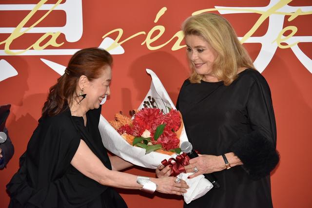 画像: 宮本信子からカトリーヌ・ドヌーヴへ花束が