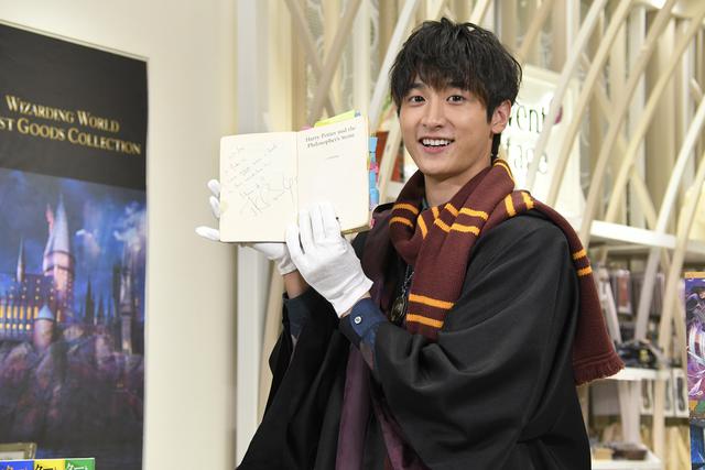 画像: 翻訳者の松岡佑子さんが読み込んでいたという原作本を手にとる小関