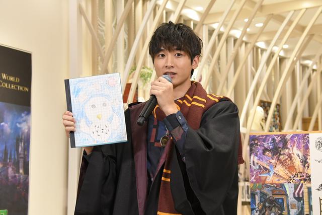 画像: 小学生の時に使っていたノートを披露する小関