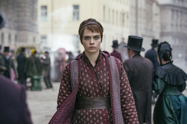 画像: ヴィネット・ストーンモス(カーラ・デルヴィーニュ) ファイロの元恋人で彼は死んだと思っていた。ファイロが調べている事件の重要な秘密を握っている。