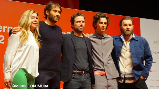 画像: 左からデデ・ガードナー、ジェレミー・クライナー、デヴィッド・ミショッド監督、ティモシー・シャラメ、ジョエル・エジャートン
