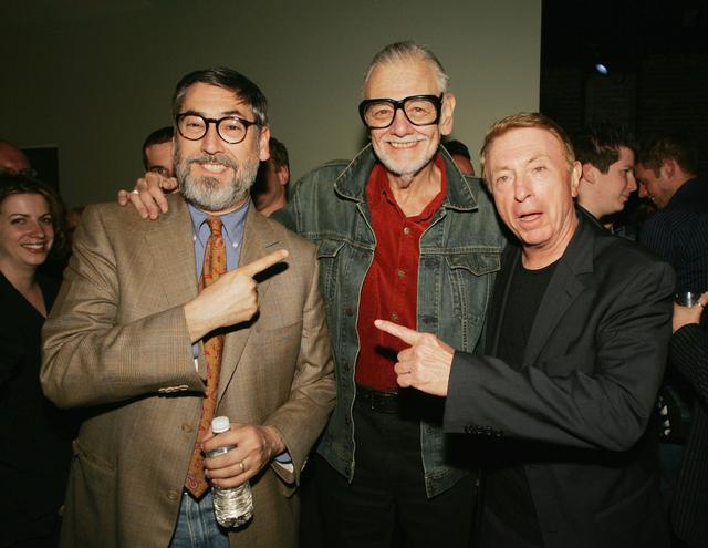 画像: ジョン・ランディス監督とラリー・コーエン監督に囲まれた在りし日のロメロ監督