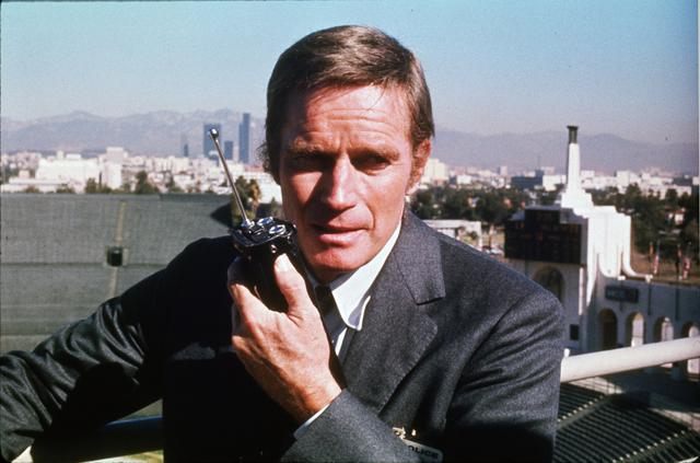 画像: 警察の指揮を執るホリー警部には、パニック映画に欠かせない名優チャールトン・ヘストン