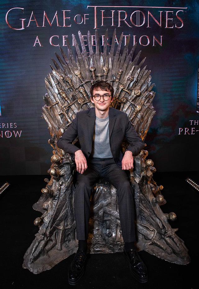 画像: 鉄の玉座に座るブラン・スターク役のアイザック・ヘンプステッド=ライト