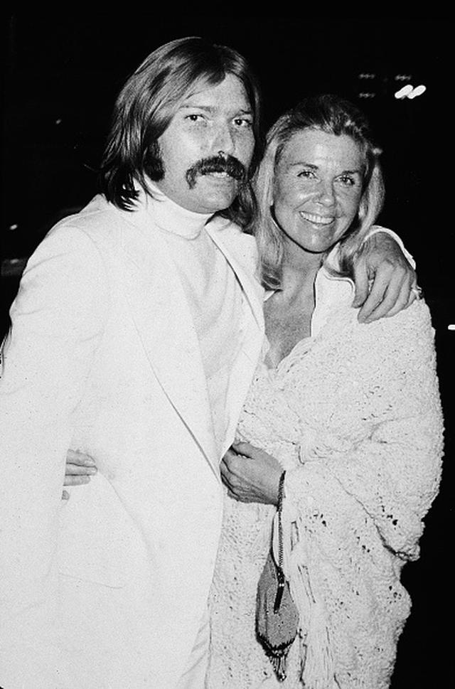 画像: 実際のテリー・メルチャーと母親のドリス・デイ(Photo by Hulton Archive/Getty Images)