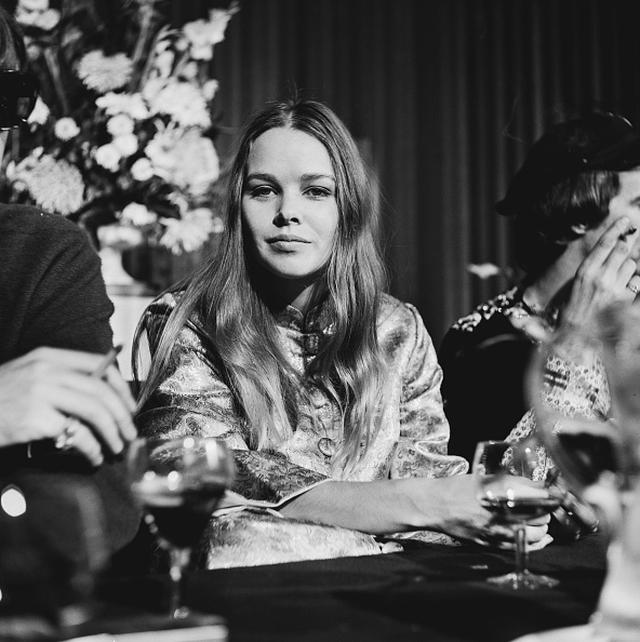 画像: 実際のミシェル・フィリップス(Photo by Ballard/Daily Express/Getty Images)