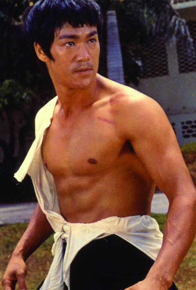 画像: 実際のブルース・リー(Photo by Harry Benson/Express/Getty Images)