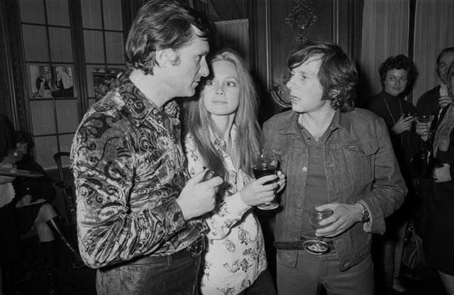 画像: 実際のヒュー・ヘフナーとロマン・ポランスキー監督(Photo by Ian Tyas/Getty Images)