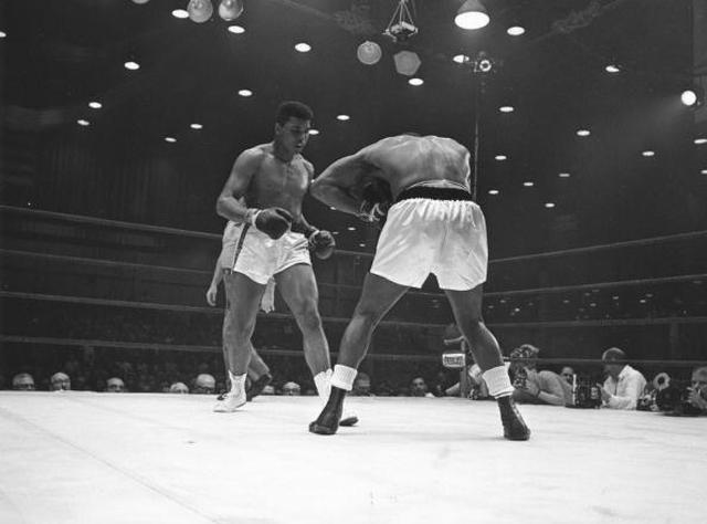 画像: 実際のカシアス・クレイとソニー・リストンの試合(Photo by Harry Benson/Express/Getty Images)