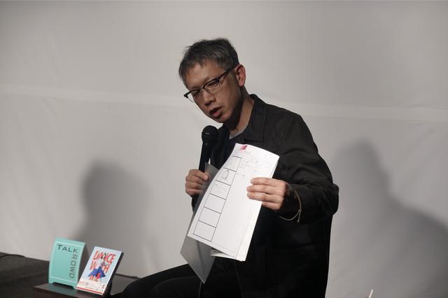 画像: 『ダンスウィズミー』絵コンテを説明する矢口監督