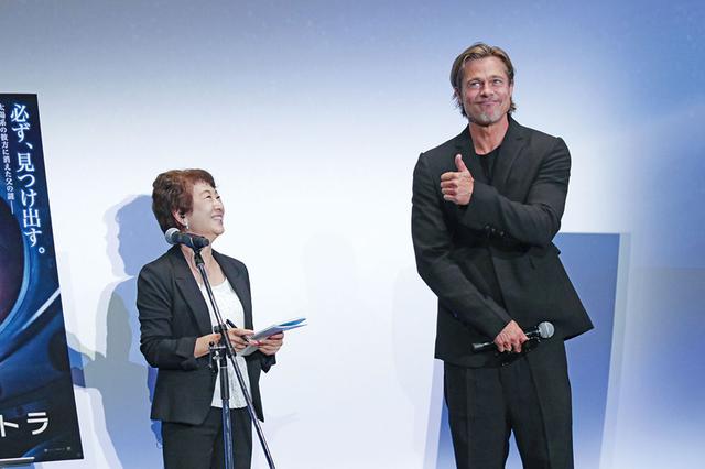 画像: 通訳さんにも気を遣う優しさを見せていたブラピ