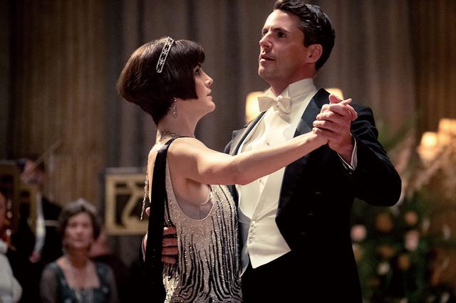 画像: 舞踏会でのメアリーのドレスは、モスリンにビーズがついた印象的なデザイン