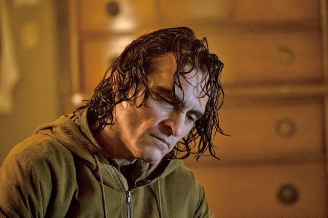画像: 日本でも興収50億!『ジョーカー』のホアキン・フェニックス © 2019 Warner Bros. Ent. All Rights Reserved TM & © DC Comics