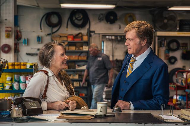 画像: タッカーの恋人ジュエルを演じるのは名女優シシー・スペイセク