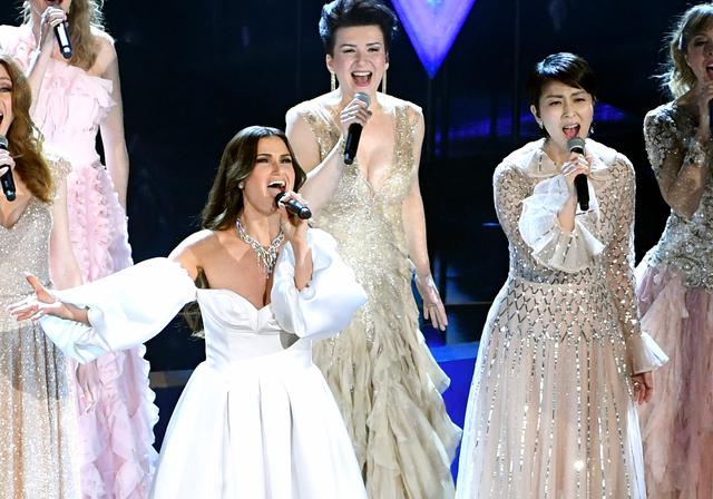 画像: ステージで熱唱する松たか子(右) Getty Images