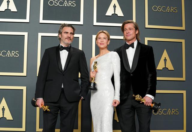 画像: 受賞者のホアキン・フェニックス、レネー・ゼルウェガー、ブラッド・ピット Getty Images