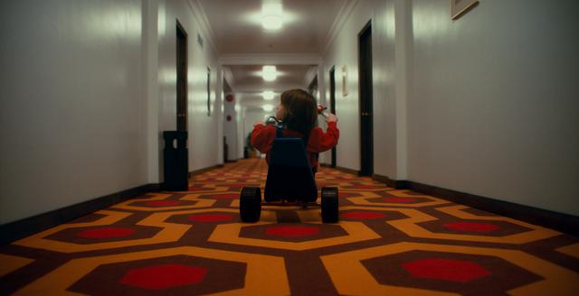 画像: ユアン・マグレガー演じるダニーの子供の頃のシーンも登場