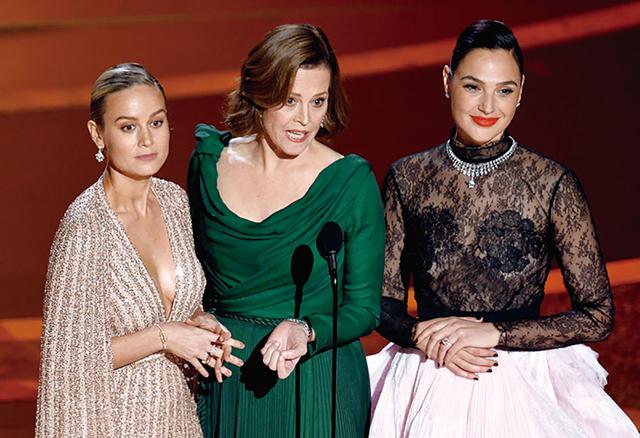 画像: プレゼンターを務めたブリー・ラーソン、シガーニー・ウィーヴァー、ガル・ガドットのスーパー・トリオ