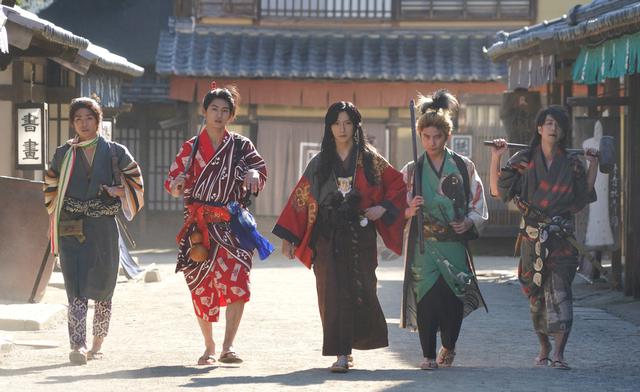 画像: 左から:伝吉(北川尚弥)、一八(押田岳)、久坂幻士郎(鈴木拡樹)、権左(松浦司)、 義助(松本寛也)
