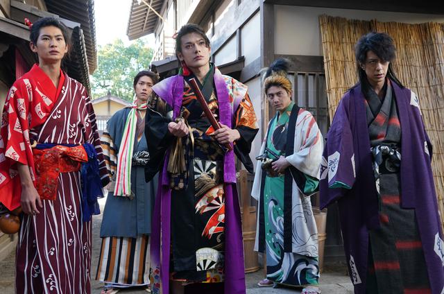 画像: 崎山つばさ率いる侠客の面々