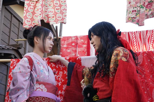 画像: (右)久坂幻士郎(鈴木拡樹)と(左)お藤(鈴木絢音:乃木坂46)見つめ合う様子