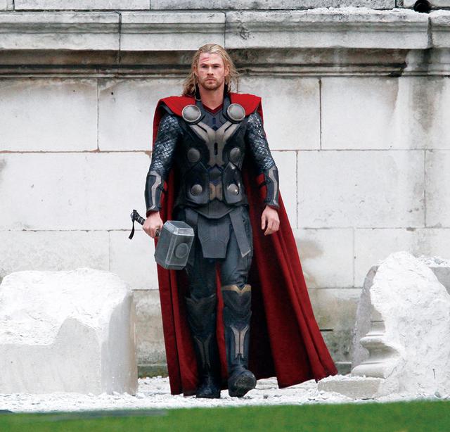 画像: ソーのコスチュームで「アベンジャーズ」撮影中