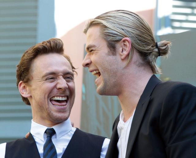 画像: 「アベンジャーズ」のローマ・コンフェレンスでの一枚。二人揃って大きなお口を開けて笑っている様子が微笑ましく、見とれてしまう...