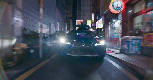 画像: レクサスに飛び乗りソウルの街を疾走します 「ブラックパンサー」より
