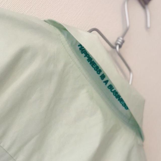 画像3: 俳優たちが着用している淡いモスグリーンの白衣がモチーフ