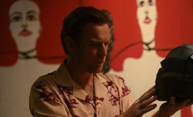画像: ユアン・マクレガーはヴィランのブラックマスクを演じる