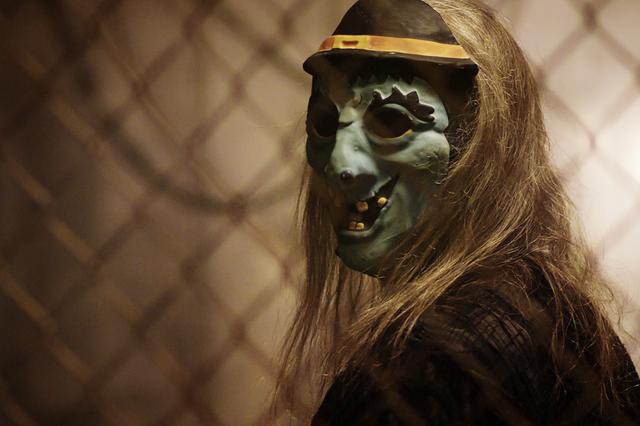 画像1: 殺人鬼の作ったお化け屋敷で若者たちが逃げ惑う!
