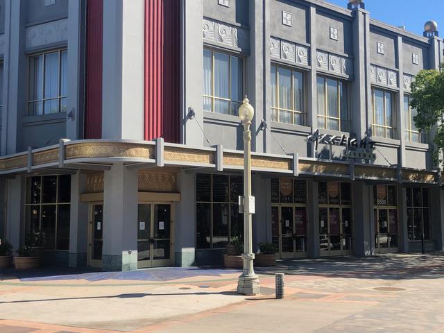 画像: カルバーシティーにあるArclight Cinema正面玄関付近。前にあるプラザも人影はない 撮影:荻原 順子