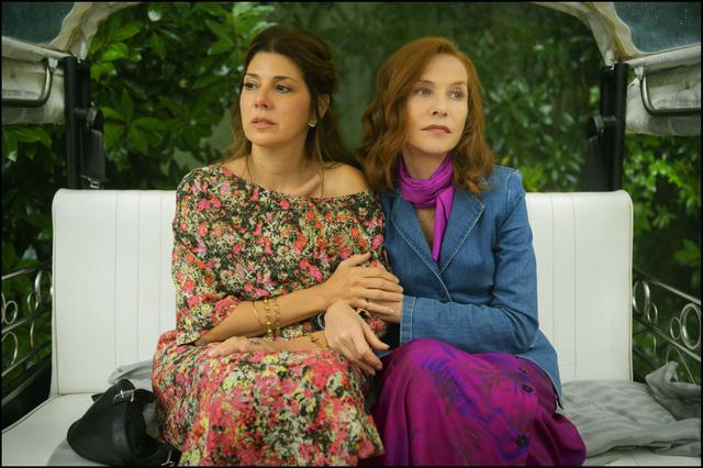 画像: “フランスの至宝女優”、トップレスでプールへ! 新作の冒頭映像が公開