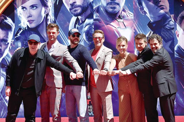 画像: 「アベンジャーズ/エンドゲーム」ではオリジナルメンバー全員でチャイニーズシアター前に手形を刻んだ