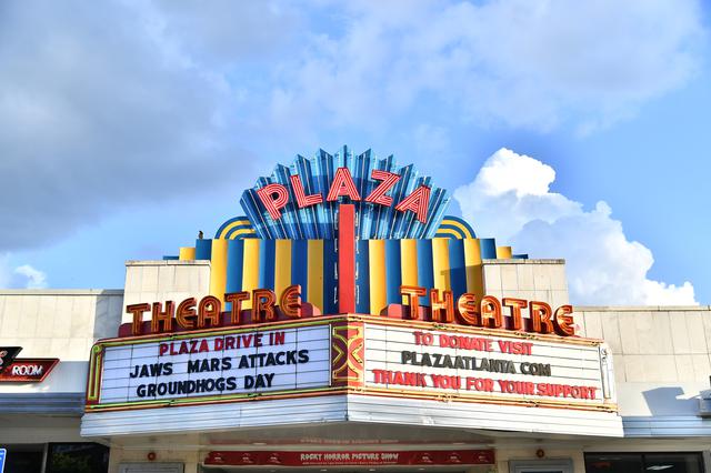 画像: 米国各地で再開し始めた映画館もあるが旧作を上映中