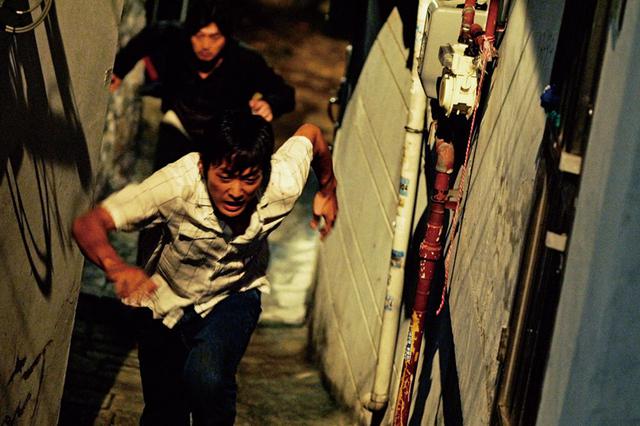画像2: 実話を基にしたクライムサスペンスの真骨頂 「チェイサー」(2008)
