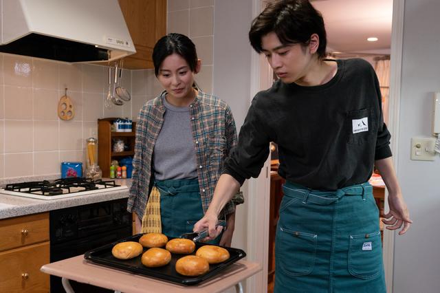 画像1: 写真左から:本仮屋ユイカ、飯島寛騎 ©2020「マイラブ・マイベイカー」製作委員会