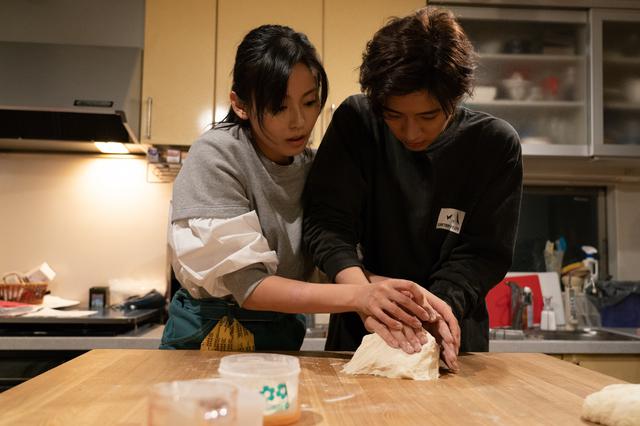 画像2: 写真左から:本仮屋ユイカ、飯島寛騎 ©2020「マイラブ・マイベイカー」製作委員会