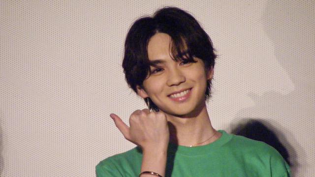 画像: 片手で私モテポーズをする吉野北人