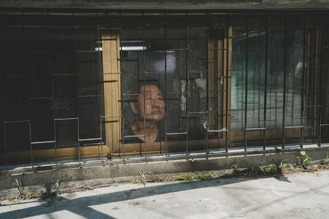 画像: 父ギテクは日の当たらない半地下住宅から何を思う…