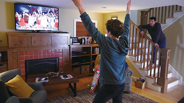 画像: ダンスが苦手なリッキーは劇場版を見ながら稽古